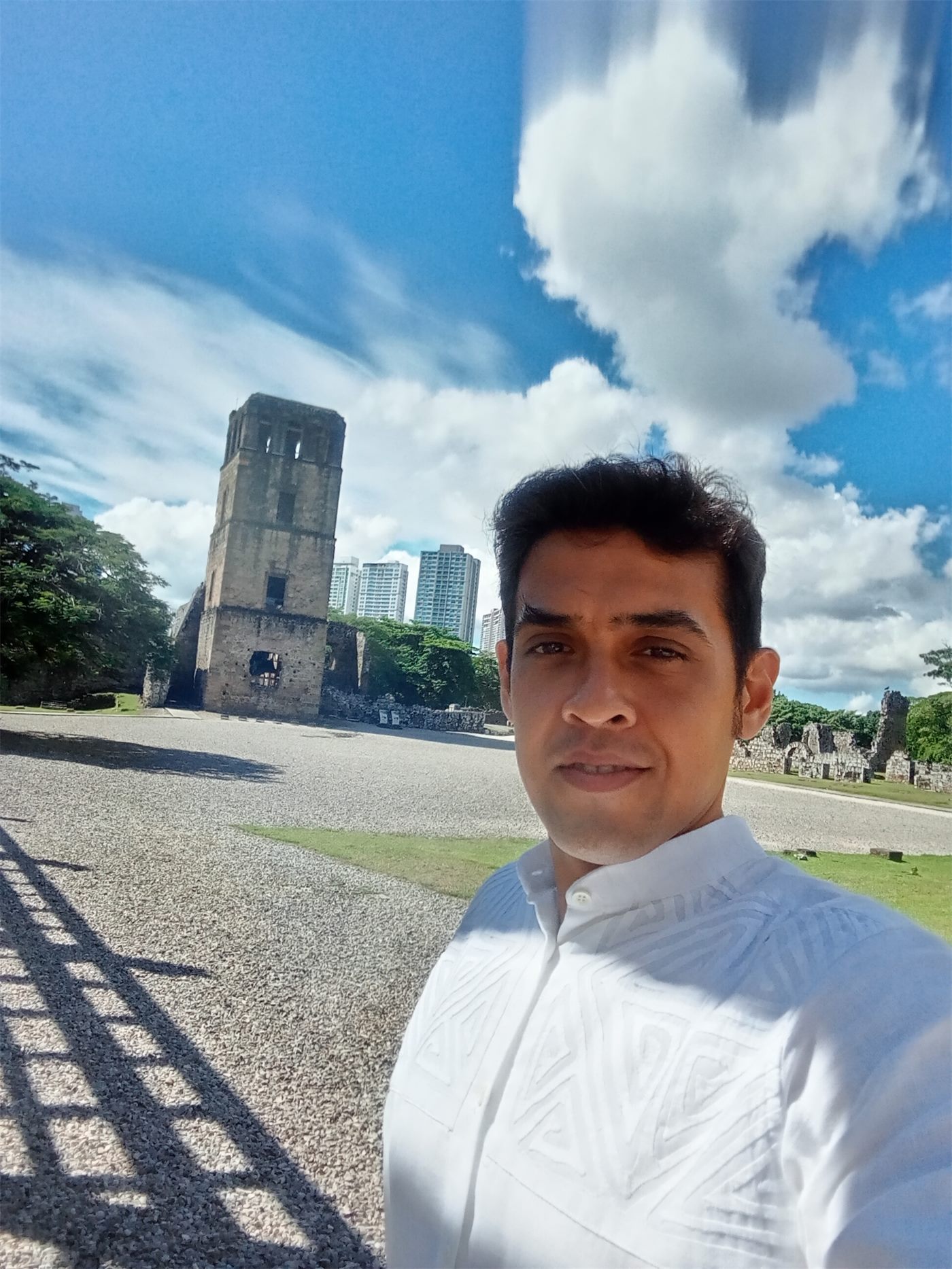 Fundador de PanamaBy frente a la Torre de Panamá Viejo