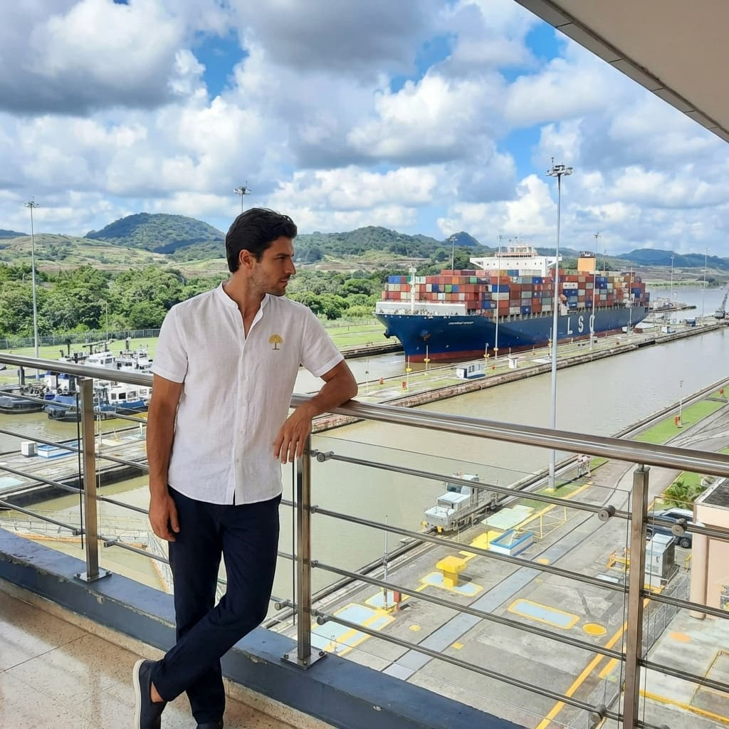 Camisa de lino premium blanca con logo dorado de árbol de PanamaBy